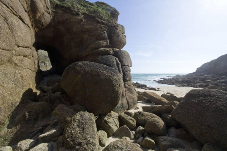 Seaweed Tunnels in Porthgwarra Beach in West Cornwall - 360º beaches